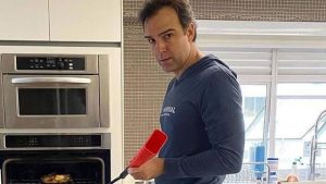 Tadeu Schmidt relata 'pânico' após comida pegar fogo em casa