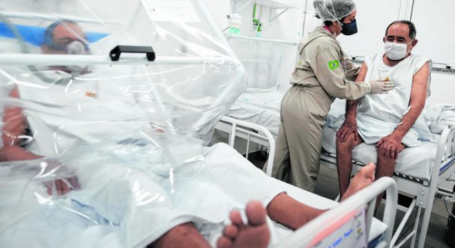 Deputados estudam projeto de lei para modernizar o SUS, diz Maia