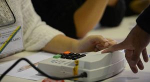 TSE veta biometria nas eleições para evitar aglomeração e fila em meio à pandemia