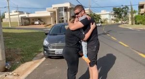 Cantor Zé Neto se reencontra com a família após se curar da Covid-19