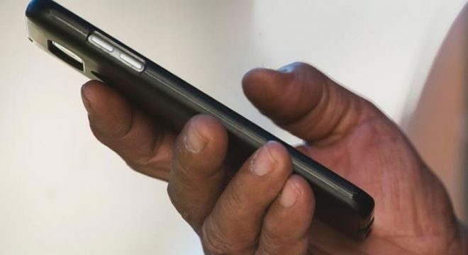 Pandemia faz vendas de celulares caírem no Brasil