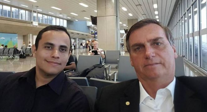 Assessor de Bolsonaro é responsável por páginas de fake news, diz investigação
