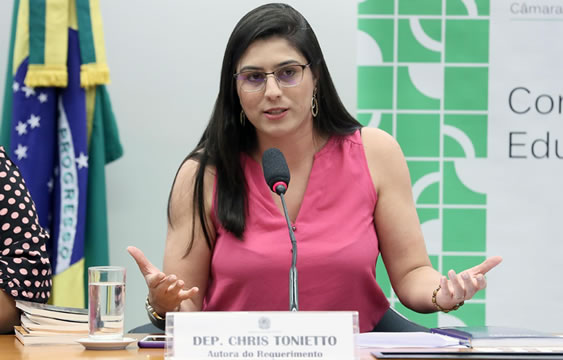 MPF pede que deputada do PSL explique postagem que relaciona pedofilia a LGBTs