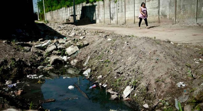 Quase metade dos domicílios brasileiros não tem acesso a rede de esgoto