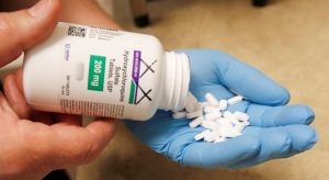 Hidroxicloroquina doada pelos EUA ao Brasil vai para laboratório do Exército