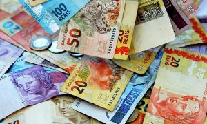 Papel-moeda tem recorde de circulação no País