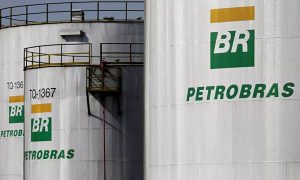 Petrobras anuncia alta de 5% para gasolina nas refinarias a partir de quarta-feira