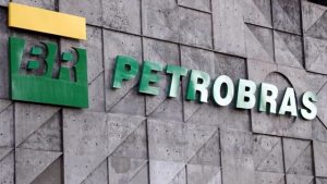 Petrobras anuncia redução média de 4% no preço da gasolina nas refinarias
