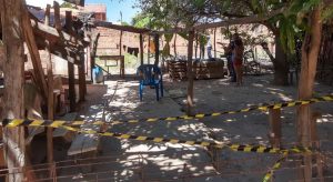 Menina de 8 anos morre eletrocutada ao tocar em cerca energizada