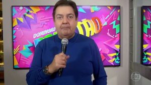 Faustão surpreende público ao mencionar 'galera da Record' ao vivo