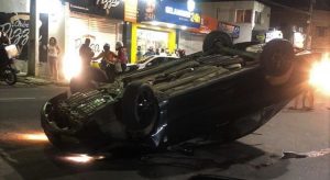 Corolla capota em plena Avenida Castelo Branco em Juazeiro do Norte