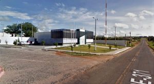 Homem em fuga com moto furtada bate na viatura e é preso em Campos Sales