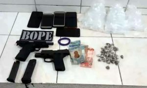 Polícia fecha festa com suspeitos de facção em campo de futebol