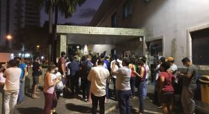 Menina de dez anos entrou em hospital em porta-mala de carro enquanto médico distraía religiosos