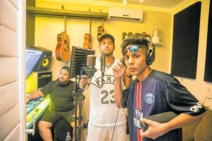 Com direito a Feymar, o "Neymar Cearense", cantores de Fortaleza festejam hit "O Pai tá On"