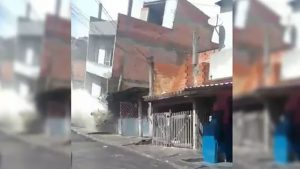 Casa desaba e atinge duas residências vizinhas