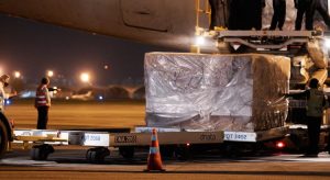 Ceará recebe última remessa de um total de 700 respiradores comprados da China