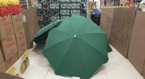 Representante de vendas morre em supermercado no Recife e corpo é coberto por guarda-sóis