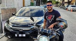 Barbeiro e amigo morrem após colidir moto em poste e árvore