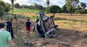 Viatura da PM capota durante perseguição a motociclistas em Juazeiro do Norte