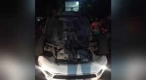 Após assaltar motorista de aplicativo, criminosos capotam carro da vítima e fogem