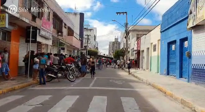 Caixa abre neste sábado e filas em agência de Juazeiro chegam à Praça Padre Cícero