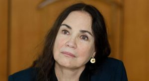 Regina Duarte leva tombo na rua e quebra três dentes