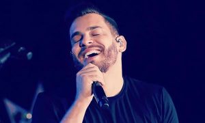 Cantor Cauan apresenta melhora e é transferido da UTI para o quarto; pai piora