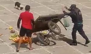 Família nega que ambulante que teve carro de frutas virado por PM tenha participado de crime