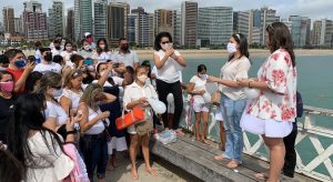 Família e amigos prestam homenagem e lançam cinzas do corpo de motorista de aplicativo ao mar