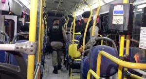 Homem é detido suspeito de se masturbar dentro de ônibus