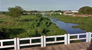 Dupla rouba R$ 1 mil de garota na passarela sobre o Rio Salgado