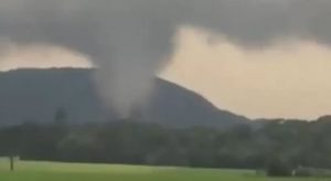 Tornados e tempestades com granizo deixam rastro de destruição em SC