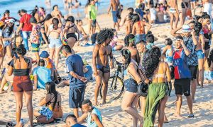 Maior alta da taxa de Covid-19 no Ceará é em jovens de 20 a 29 anos, de junho a agosto