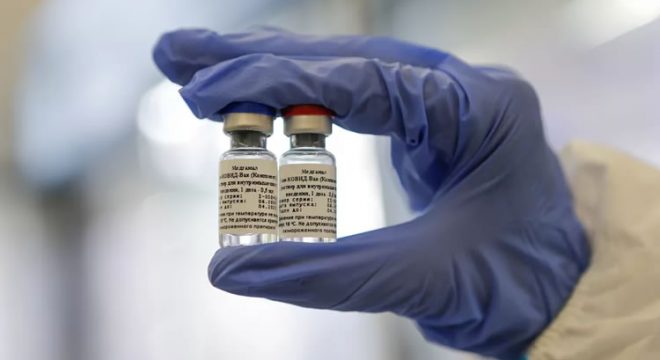 Cientistas dizem que vacina russa deve garantir imunidade por ao menos 2 anos