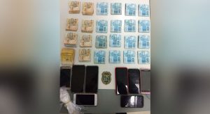 Mãe e filha são presas com celulares roubados e R$ 24 mil em casa