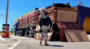 PRF descobre carga ilegal de madeira em caminhão e prende motorista em Milagres