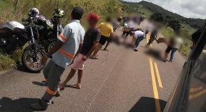 Caminhonete atropela comboio de motociclistas e acidente deixa 3 mortos