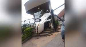 Motorista perde controle, carro capota e invade guarita