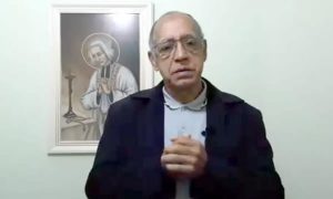 Padre deseja morte de fiéis que não vão às missas por medo da Covid-19