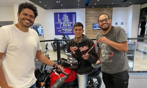 Entregador vítima de racismo em Valinhos ganha moto de humorista do SBT