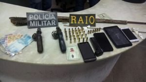 Polícia pega suspeitos de crimes no Ceará com armas, munição, dinheiro e drogas