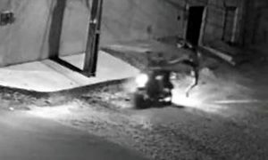 Assaltante dá golpe de voadora, derruba casal de moto e leva veículo