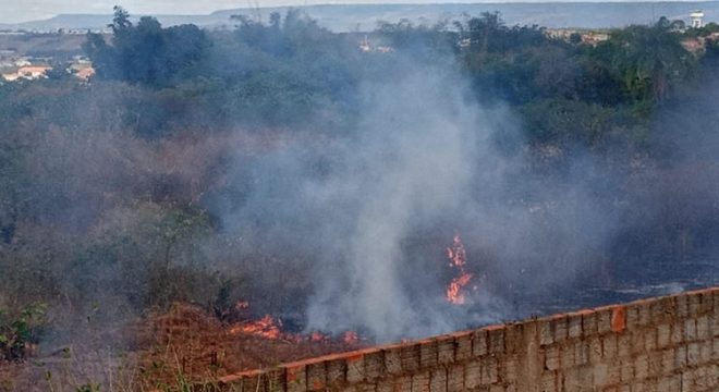 Associação de moradores do São José reclamam de queimadas no bairro, em Juazeiro