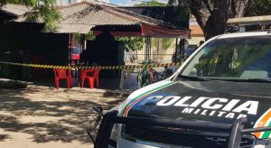 Homens armados matam mulher em calçada de bar
