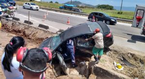 Carro colide com caminhão, cai em vala e motorista fica ferida na BR-116