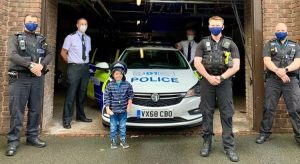 Criança de 5 anos salva a mãe ao ligar para número escrito em ambulância de brinquedo