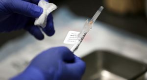 Falta de dados e transparência faz especialistas desconfiarem de vacina russa
