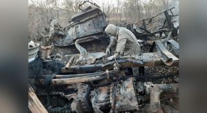 Colisão frontal entre dois caminhões causa incêndio e deixa dois mortos na BR-116