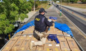 Polícia para caminhão após denúncia de manobras perigosas e descobre carga ilegal de cigarro